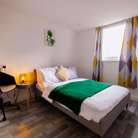 2 Bedrooms -Parking-Very Spacious-Wifi London Exteriör bild