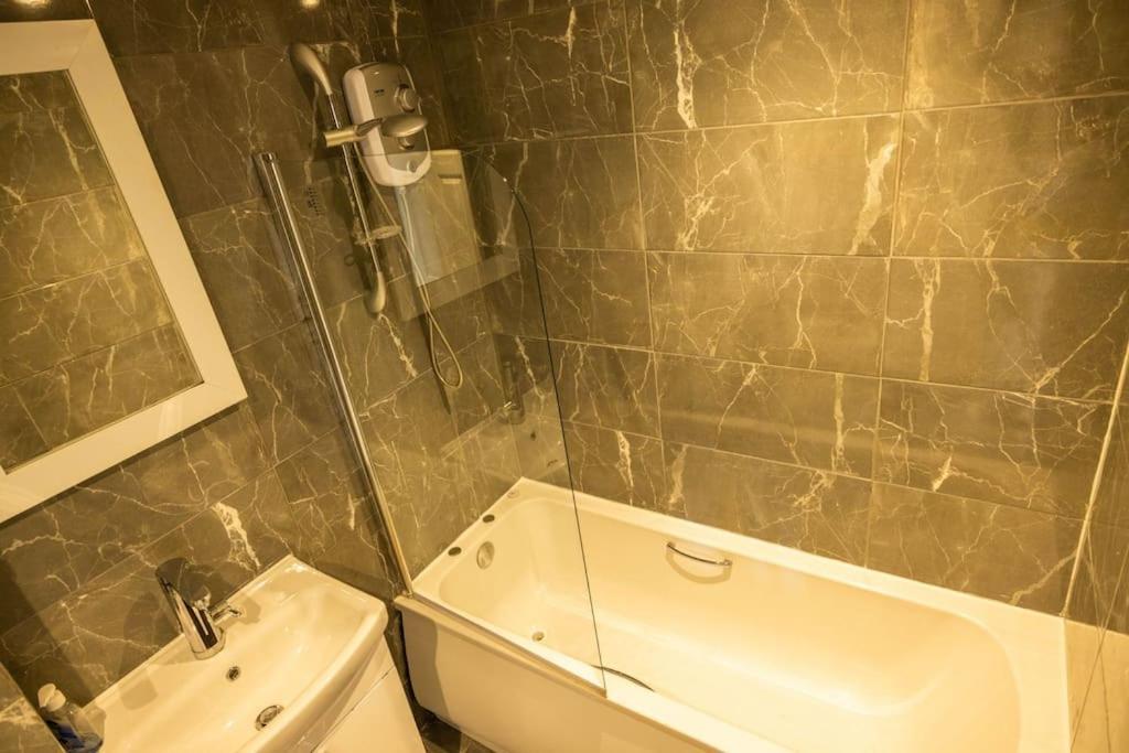 2 Bedrooms -Parking-Very Spacious-Wifi London Exteriör bild