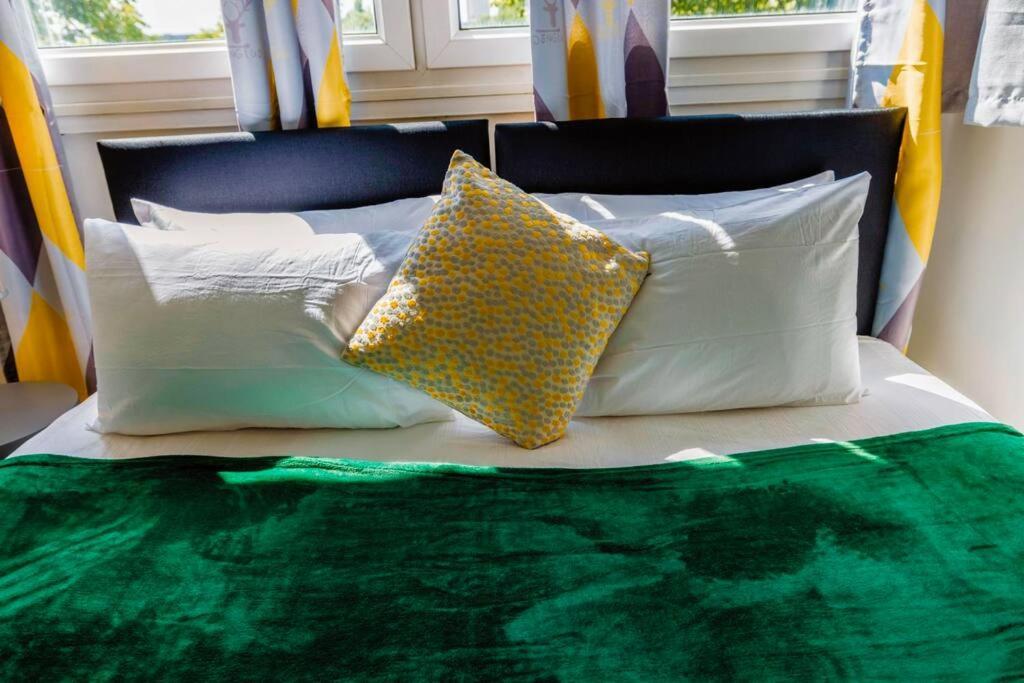2 Bedrooms -Parking-Very Spacious-Wifi London Exteriör bild