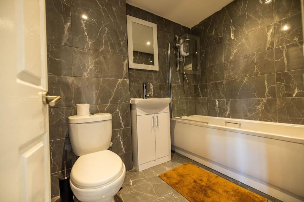 2 Bedrooms -Parking-Very Spacious-Wifi London Exteriör bild